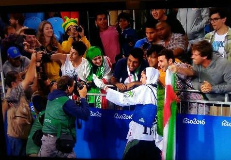 تصویری از سلفی گرفتن کیمیا علیزاده با تماشاگران