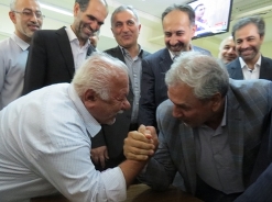 مچ اندازی پیرمرد با وزیر رفاه+عکس