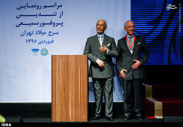 عکس یادگاری پروفسور سمیعی با خودش!