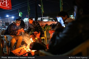 استراحت زائران حسینی در مسیر نجف به کربلا 