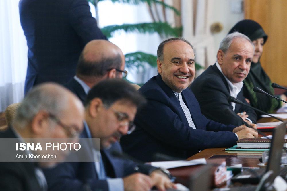 خنده های وزیر ورزش در جلسه هیات دولت/عکس