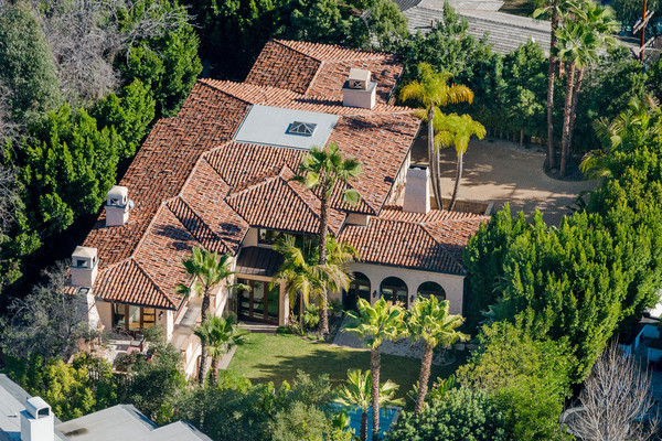 وقتی از بالا به این عمارت نگاه کنید، وسعت آن را درک خواهید کرد.