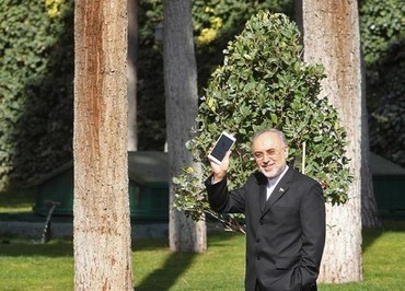 این عکس در حاشیه جلسه هیات دولت از علی‌اکیر صالحی رئیس سازمان انرژی اتمی گرفته شده است و نشان می‌دهد که گوشی صالحی از برند سونی است.