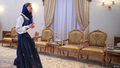 اودلیسه نورهایم، سفیر نروژ در ایران در دیدار با حسن روحانی لباس سنتی این کشور را بر تن کرد.