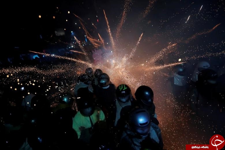 چهارشنبه‌سوری به سبک تایوانی‌ها +تصاویرچند رسانه‌ای عکس - جوانان تایوانی جشنواره آتش بازی را با کلاه های ایمنی در شهر تاینان این کشور برگزار کردند. چهارشنبه‌سوری به سبک تایوانی‌ها +تصاویر