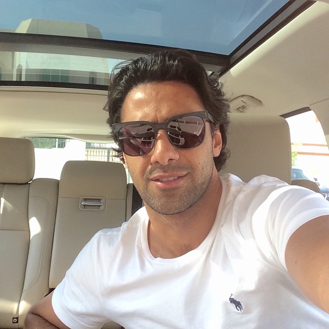 فرهاد مجیدی با تیپ جدیدش در ماشین لوکس+عکس