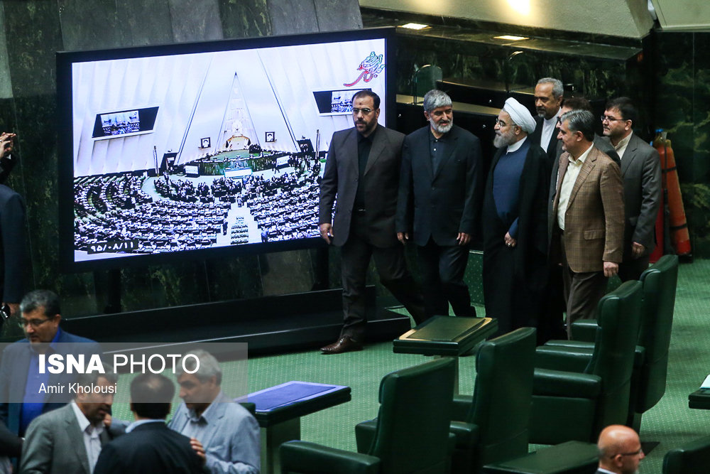 لحظه به لحظه با جلسه رای اعتماد 3 وزیر پیشنهادی دولت/ روحانی وارد مجلس شد/ همراهی ظریف و فریدون با رئیس جمهور