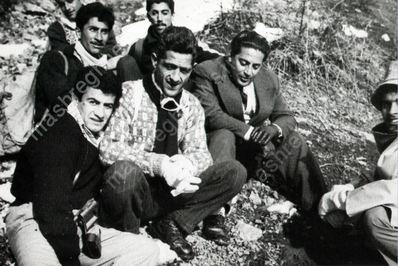  جلال آل احمد در کنار برخی از دوستان در یکی از کوهنوردی‌ها 