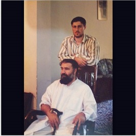 سیدحسن در کنار مرحوم پدرش سیداحمد خمینی 