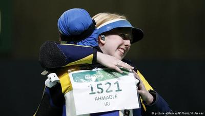 الهه احمدی (تیراندازی): مدال طلایی تیراندازی ۱۰ متر تفنگ بادی در قسمت بانوان را جنیفر ترشر از آمریکا به دست آورد. تصویری از تبریک گفتن الهه احمدی به رقیب آمریکایی به خاطر موفقیت او. 