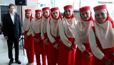 بابک زنجانی در کنار کارمندان قشم ایر