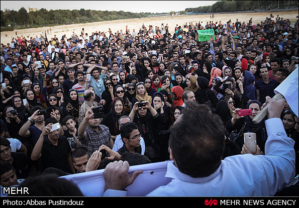 روایتی تصویری از زاینده رود خشک شده و خشم لبریز شده اصفهانی‌ها