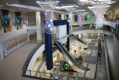 شهرهای بزرگ ایران همانند اصفهان و تهران دارای مجتمع های خرید هستند که خریداران می توانند در ان هرگونه وسایل لوکسی که بخواهند را تهیه کنند. در این تصویر می توانید مرکز خرید اصفهان را ببینید که بزرگترین مرکز خرید ایران نیز محسوب می شود. این مرکز خرید دارای هتل 5 ستاره و یک مرکز مالی، یک سالن تئاتر است.