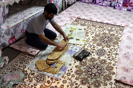 حال و هوای لحظه افطار در زندان وکیل آباد مشهد + تصاویر