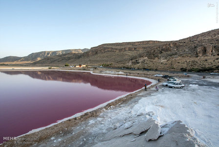 اندک آب باقیمانده دریاچه در حوضچه کوچکی جمع شده است تا محل تبخیر آب و استخراج نمک باشد.br / 