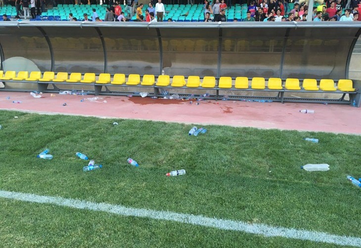 عکس ویژه/ هواداران پرسپولیس، گلر استقلالی را بطری باران کردند!