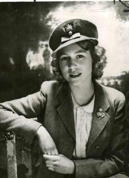 الیزابت، ملکه فعلی انگلستان در دوران جوانی/عکس