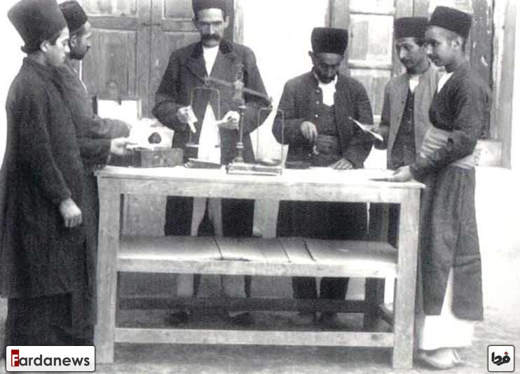 اداره پست زمان قاجار کارمندان در حال مهر وموم نامه/عکس