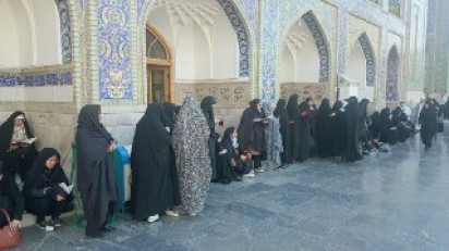 صف رای گیری در حرم امام رضا در مشهد قبل از باز شدن حوزه رای گیری/عکس
