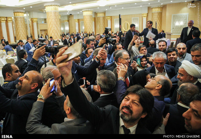 سلفی جالب با روحانی در استانبول/ عکس