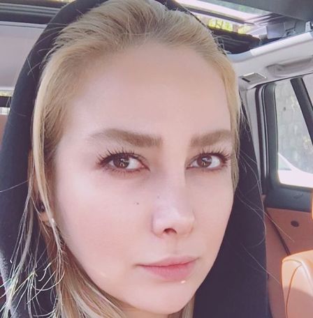 سلفی آنا نعمتی در اتومبیلش