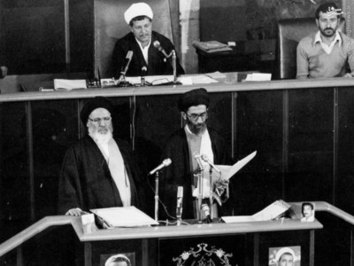 آیت الله خامنه‌ای به اتفاق آیت الله موسوی در حال به جای آوردن مراسم تحلیف اولین دوره ریاست جمهوری