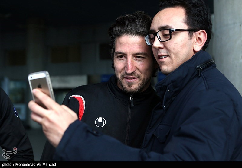 عکس سلفی آندو تیموریان در فرودگاه