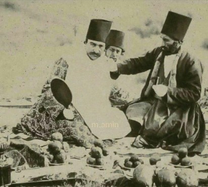 ناصرالدین شاه و آرایشگر مخصوصش!/عکس