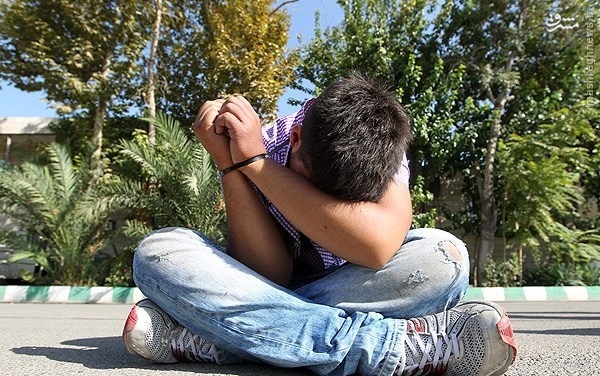 عکس/ کوچکترین زوگیر تهران بازداشت شد +عکستاریخ انتشار : يکشنبه ۱۰ آبان ۱۳۹۴ ساعت ۱۵:۴۵JPEG Image پسری ۱۱ ساله که با تهدید قمه از پسر‌های نوجوان زورگیری می‌کرد، توسط پلیس شناسایی و دستگیر شد.