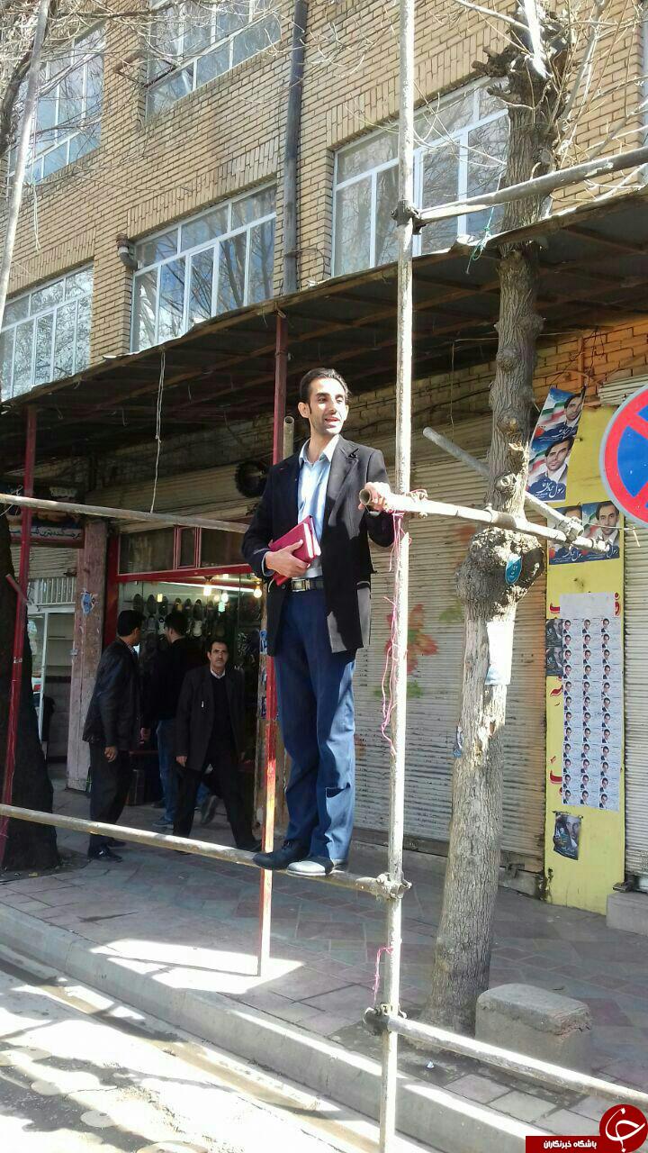 وقتی نامزد انتخاباتی جای بنر روی داربست ایستاد! + تصاویر