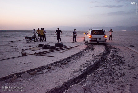 گیر افتادن ماشین ها به یکی از منابع درامد برای افراد سودجو تبدیل شده است.br / 