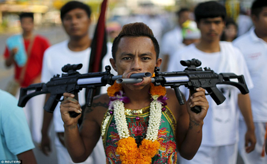 خوشه ای از سلاح در صورت+ تصاویر