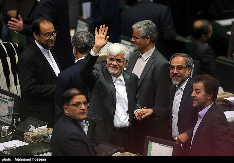 محمدرضا عارف در صحن مجلس/ عکس