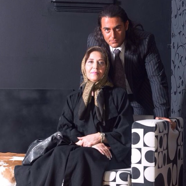 محمدرضا گلزار در کنار مادرش در سال های دور /عکس