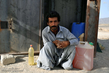 عکس/ فروشندگان بنزین در سیستان و بلوچستان 