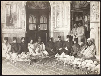 ضیافت درباریان در کاخ