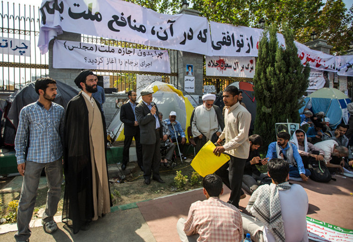 (تصاویر) تجمع بدون مجوز علیه برجام