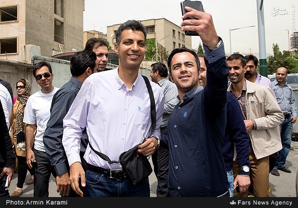 سلفی با عادل فردوسی‌پور در ختم اولادی/ عکس