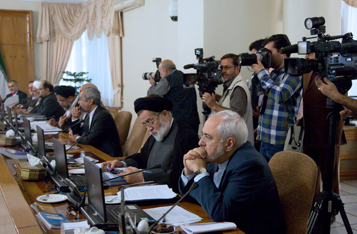 (تصاویر) دلجویی روحانی از صالحی