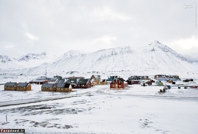  محققان 11 کشور جهان در این ایستگاه زندگی می‌کنند. اینجا پیشتر محل زندگی معدنچیان زغال سنگ بوده است 