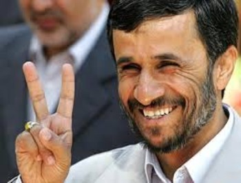 گمانه زنی ها درباره بازگشت محمود احمدی نژاد به قدرت در ایران، در ماه های اخیر او را دوباره به کانون توجهات در محافل سیاسی و خبری در کشور و خارج از ایران تبدیل کرده است. رسانه ها تحلیل های متفاوتی در این باره و همچنین شباهت احمدی نژاد با ترامپ ارائه می کنند.