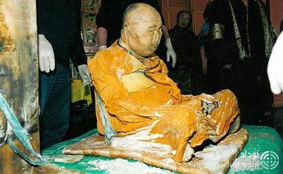 روسیه او یک راهب بودایی روسی بوده که در سال ۱۹۲۷ درگذشته است. او وصیت کرده بود به همان حالتی که می میرد به خاک سپرده شود؛ بنابراین با همان لباس ها و به حالت نیلوفری (چهارزانو) دفن شد. در سال ۱۹۵۵ راهبان جسدش را خارج کرده و او را به همان شکل یافتند. نبش قبر سال ۱۹۷۳ هم همین صحنه را در پی داشت. جسد او اکنون در آرامگاهی در فضای باز نگهداری می شود.