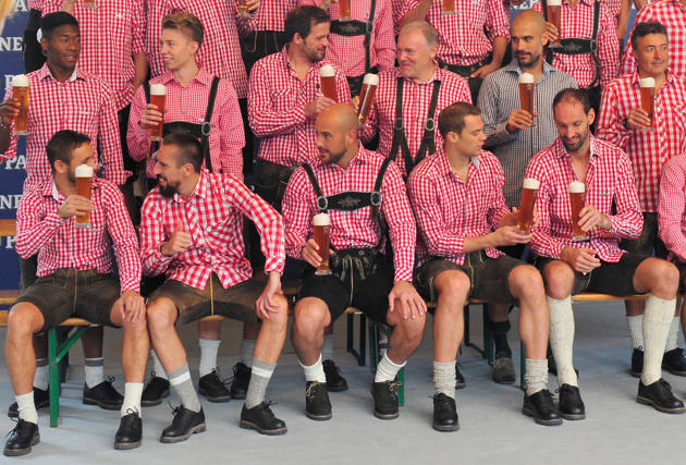 نه بازیکنان مسلمان بایرن میونیخ به مشروبات الکل +عکس