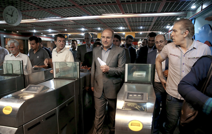 (تصاویر) قالیباف پشت فرمان تاکسی‌های جدید