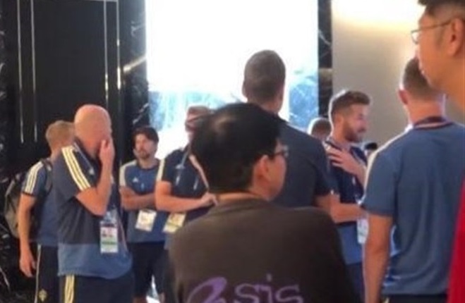 استراحت کم سوئدی‌ها در آستانه بازی با انگلیس به خاطر تخلیه اجباری هتل + عکس