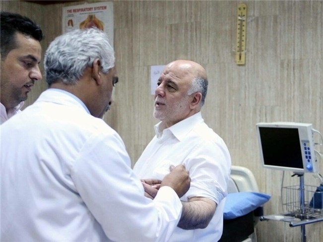 وقتی نخست‌وزیر عراق برای مجروحان انفجار الکراده خون اهد می‌کند/عکس