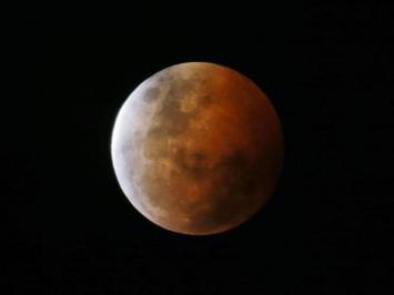 تصویری از ماه کامل از شمال شهر سیدنی