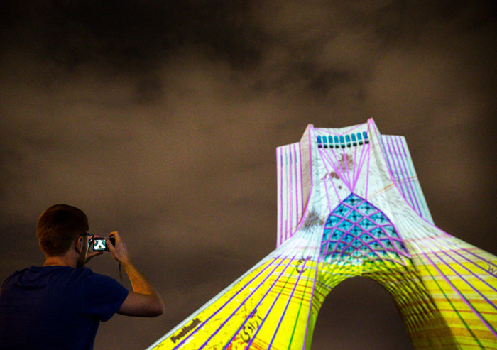 (تصاویر) رقص‌نور هنرمند آلمانی در برج آزادی