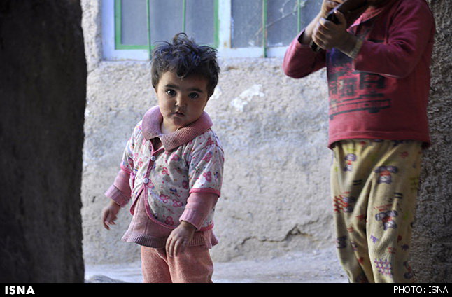 دختر 2 ساله، غرق در اعتیاد و گدایی!