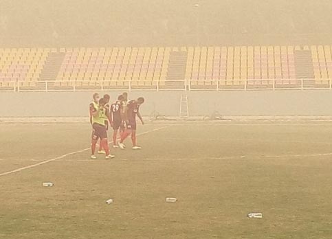 تمرین بسیار عجیب فولادی‌ها در گرد و غبار شدید (عکس)